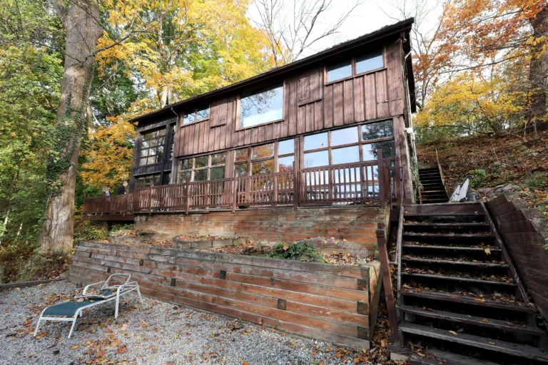 Jasper Johns’ Secluded Rustic Stony Point Home for Sale at $600K