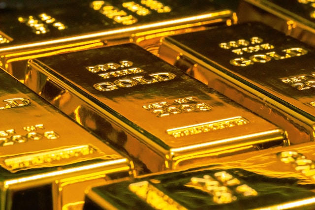 Gold Regains Ground on Lower US Yields and Safe-Haven Demand