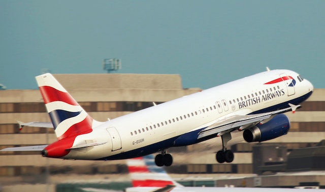 British Airways-Owner IAG Surpasses Forecasts, but Adopts Cautious Outlook