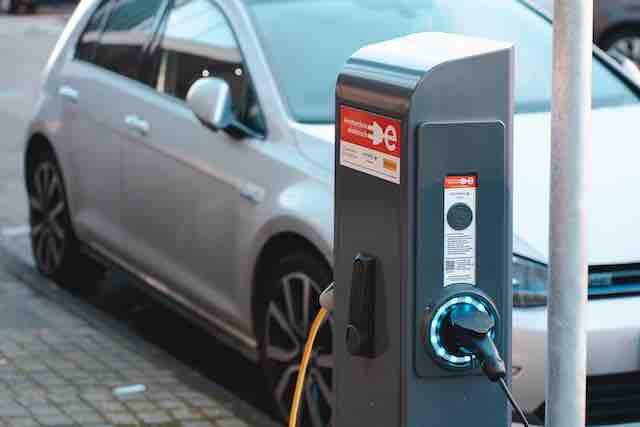 30,000 EV Chargers: G.M. & Automakers’ Green Commitment