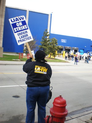 UAW Negotiations with GM, Ford, and Stellantis: Will a Deal Be Reached to Avert a Wider Strike?